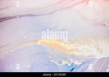 Pittura di arte fluida astratta nella tecnica dell'inchiostro dell'alcool, vernice blu mescolato, rosso e oro. La vernice ghiacciata mescola, intreccia i modelli e le macchie incredibili. Foto Stock
