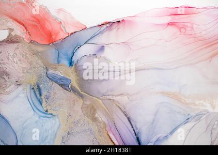 Pittura di arte fluida astratta nella tecnica dell'inchiostro dell'alcool, vernice blu mescolato, rosso e oro. La vernice ghiacciata mescola, intreccia i modelli e le macchie incredibili. Foto Stock