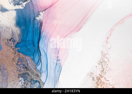 Pittura di arte fluida astratta nella tecnica dell'inchiostro dell'alcool, vernice blu mescolato, rosso e oro. La vernice ghiacciata mescola, intreccia i modelli e le macchie incredibili. Foto Stock