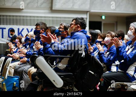 Tokyo, Giappone. 17 ottobre 2021. I leader City Cast dei Giochi di Tokyo 2020 partecipano ad una cerimonia di apprezzamento per onorarli all'edificio del Governo Metropolitano di Tokyo. I leader della City Cast di Tokyo 2020 hanno partecipato a una cerimonia d'onore in rappresentanza di volontari che hanno sostenuto i Giochi Olimpici e Paralimpici passati in Giappone. (Credit Image: © Rodrigo Reyes Marin/ZUMA Press Wire) Foto Stock