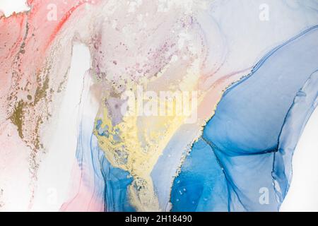 Pittura di arte fluida astratta nella tecnica dell'inchiostro dell'alcool, vernice blu mescolato, rosso e oro. La vernice ghiacciata mescola, intreccia i modelli e le macchie incredibili. Foto Stock