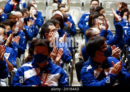 Tokyo, Giappone. 17 ottobre 2021. I leader City Cast dei Giochi di Tokyo 2020 partecipano ad una cerimonia di apprezzamento per onorarli all'edificio del Governo Metropolitano di Tokyo. I leader della City Cast di Tokyo 2020 hanno partecipato a una cerimonia d'onore in rappresentanza di volontari che hanno sostenuto i Giochi Olimpici e Paralimpici passati in Giappone. (Credit Image: © Rodrigo Reyes Marin/ZUMA Press Wire) Foto Stock
