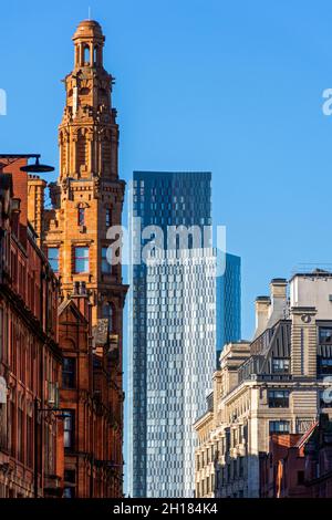 La torre dell'edificio Lancaster House e due dei blocchi torre Deansgate Square, da Whitworth Street, Manchester, Inghilterra, Regno Unito Foto Stock