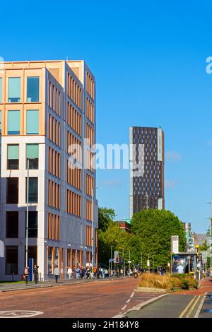 L'edificio Grosvenor (Manchester Metropolitan University) e Artisan Heights (studenti Unite) condominio, Oxford Rd, Manchester, Inghilterra, Regno Unito Foto Stock