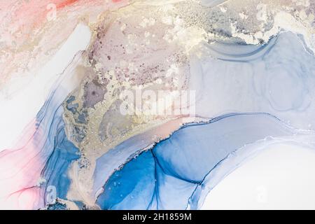 Pittura di arte fluida astratta nella tecnica dell'inchiostro dell'alcool, vernice blu mescolato, rosso e oro. La vernice ghiacciata mescola, intreccia i modelli e le macchie incredibili. Foto Stock