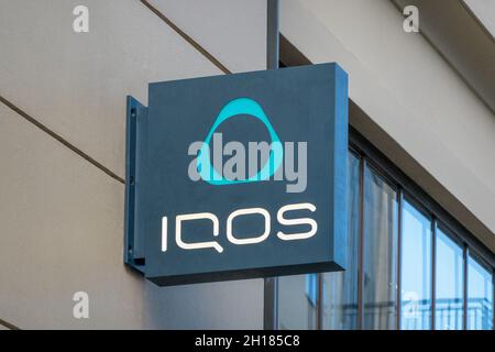 Vilnius, Lituania - 16 ottobre 2021: Cartello IQOS Store a Vilnius, Lituania. IQOS è il sistema di riscaldamento del tabacco, marchio HeatStick Foto Stock