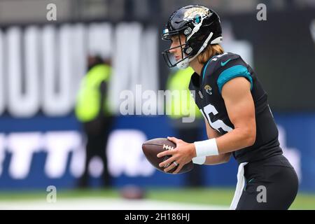 Londra, Regno Unito. 17 ottobre 2021; Tottenham Hotspur Stadium, Londra, Inghilterra; NFL UK Series, Miami Dolphins contro Jacksonville Jaguars; Jacksonville Jaguars Quarterback Trevor Lawrence (16) si riscalda con la palla Credit: Action Plus Sports Images/Alamy Live News Foto Stock