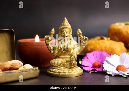 Rajasthani Ghevar. Ghewar è un piatto dolce croccante indiano preparato con farina raffinata, zucchero e ghee. Dea Laxmi idol. Foto Stock