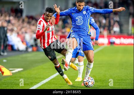 Frank Onyeka del Brentford FC con la palla affrontata da Ruben Loftus-guancia del Chelsea FC durante la partita della Premier League tra Brentford e Chelsea al Brentford Community Stadium di Londra, Inghilterra, il 16 ottobre 2021. Foto di Phil Hutchinson. Solo per uso editoriale, licenza richiesta per uso commerciale. Nessun utilizzo nelle scommesse, nei giochi o nelle pubblicazioni di un singolo club/campionato/giocatore. Foto Stock