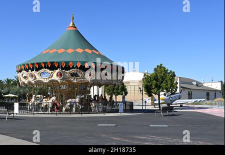 IRVINE, CALIFORNIA - 15 ottobre 2021: Giro sulla giostra del Grande Parco, una delle attrazioni più antiche del parco. Foto Stock