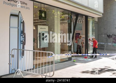 Sabadell - Catalogna, SPAGNA - 17 ottobre 2021: Gli operatori puliscono i danni causati da tentativi di rapina in Apple Store Foto Stock