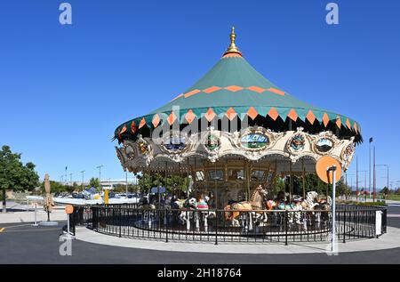 IRVINE, CALIFORNIA - 15 ottobre 2021: Giro sulla giostra del Grande Parco, una delle attrazioni più antiche del parco. Foto Stock