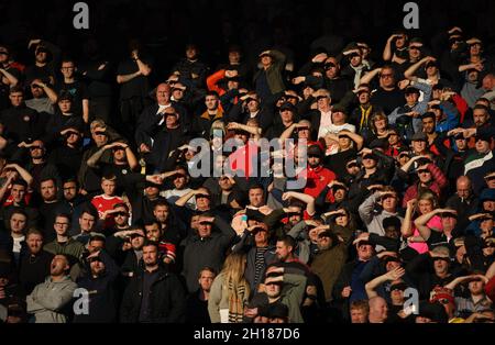 Leicester, Regno Unito. 16 ottobre 2021. Sostenitori di Man Utd durante la partita della Premier League tra Leicester City e Manchester United al King Power Stadium di Leicester, Inghilterra, il 16 ottobre 2021. Foto di Andy Rowland. Credit: Prime Media Images/Alamy Live News Foto Stock