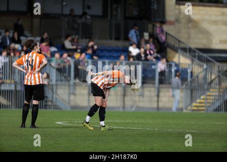 Londra, Regno Unito. 17 ottobre 2021. Londra, Inghilterra, 17 ottobre 20 Charlotte Baker (14 Ashford) e Jade Johnson (11 Ashford) durante la prima partita delle donne regionali di Londra e Sud-Est tra Dulwich Hamlet e Ashford a Champion Hill a Londra, Inghilterra. Liam Asman/SPP Credit: SPP Sport Press Photo. /Alamy Live News Foto Stock