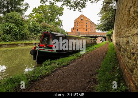 Una barca stretta solana ormeggiata lungo il Canal Grand Union a Blisworth, l'8 ottobre 2021. Foto Stock
