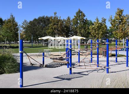 IRVINE, CALIFORNIA - 15 ottobre 2021: Apparecchio di arrampicata nell'area giochi per bambini con varie attrezzature per bambini piccoli. Foto Stock