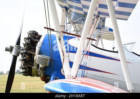 Biplano Boeing Stearman blu e bianco Foto Stock