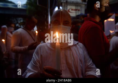 I devoti e i monaci della Società Internazionale per la coscienza di Krishna (ISKON) Kolkata organizzarono un raduno di protesta e marciano all'alta Commissione del Bangladesh. Kolkata ha condannato il brutale incidente che è accaduto recentemente in Bangladesh per gli indù durante la festa di Durga Puja e gli attacchi ai templi e l'uccisione di due devoti indù, diversi templi tra cui ISKON Noakhali sono stati vandalizzati da mob musulmani. L'attacco al tempio ISKCON a Noakhali ha sconvolto la comunità indù. (Foto di Sukhomoy Sen/Pacific Press) Foto Stock