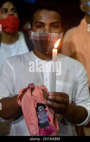 I devoti e i monaci della Società Internazionale per la coscienza di Krishna (ISKON) Kolkata organizzarono un raduno di protesta e marciano all'alta Commissione del Bangladesh. Kolkata ha condannato il brutale incidente che è accaduto recentemente in Bangladesh per gli indù durante la festa di Durga Puja e gli attacchi ai templi e l'uccisione di due devoti indù, diversi templi tra cui ISKON Noakhali sono stati vandalizzati da mob musulmani. L'attacco al tempio ISKCON a Noakhali ha sconvolto la comunità indù. (Foto di Sukhomoy Sen/Pacific Press) Foto Stock