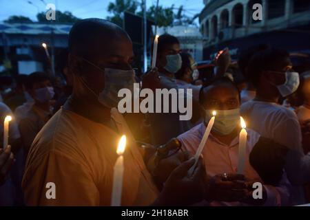 I devoti e i monaci della Società Internazionale per la coscienza di Krishna (ISKON) Kolkata organizzarono un raduno di protesta e marciano all'alta Commissione del Bangladesh. Kolkata ha condannato il brutale incidente che è accaduto recentemente in Bangladesh per gli indù durante la festa di Durga Puja e gli attacchi ai templi e l'uccisione di due devoti indù, diversi templi tra cui ISKON Noakhali sono stati vandalizzati da mob musulmani. L'attacco al tempio ISKCON a Noakhali ha sconvolto la comunità indù. (Foto di Sukhomoy Sen/Pacific Press) Foto Stock