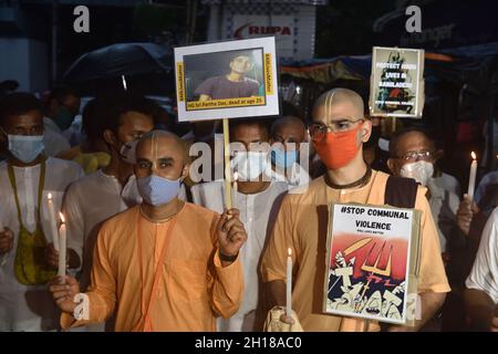 I devoti e i monaci della Società Internazionale per la coscienza di Krishna (ISKON) Kolkata organizzarono un raduno di protesta e marciano all'alta Commissione del Bangladesh. Kolkata ha condannato il brutale incidente che è accaduto recentemente in Bangladesh per gli indù durante la festa di Durga Puja e gli attacchi ai templi e l'uccisione di due devoti indù, diversi templi tra cui ISKON Noakhali sono stati vandalizzati da mob musulmani. L'attacco al tempio ISKCON a Noakhali ha sconvolto la comunità indù. (Foto di Sukhomoy Sen/Pacific Press) Foto Stock