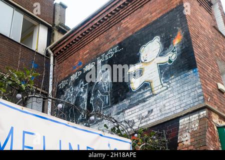 Intorno alla zona di Stokes Croft di Bristol. Banksys mite mite ovest nural Foto Stock