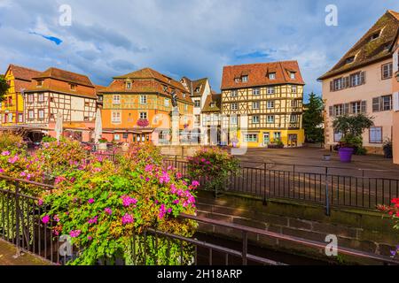Colmar con le sue tradizionali case a graticcio colorate nella regione dell'Alsazia, in Francia. Colmar è una città e un comune dell'Alto Reno e della G. Foto Stock