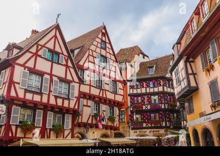 Colmar con le sue tradizionali case a graticcio colorate nella regione dell'Alsazia, in Francia. Colmar è una città e un comune dell'Alto Reno e della G. Foto Stock