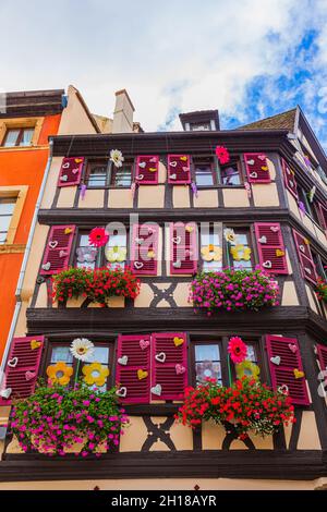 Colmar con le sue tradizionali case a graticcio colorate nella regione dell'Alsazia, in Francia. Colmar è una città e un comune dell'Alto Reno e della G. Foto Stock