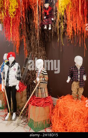 Saks Fifth Avenue Fall Display nella sezione Bambini, 2021, NYC USA Foto Stock