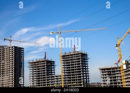 Istanbul, Turchia - 02-01-2013:Grande cantiere di costruzione che include diverse gru che lavorano su un complesso di edifici Foto Stock