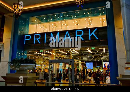 Manchester UK Ottobre 2021 il negozio Primark si trova nel centro di Trafford Greater Manchester UK Foto Stock