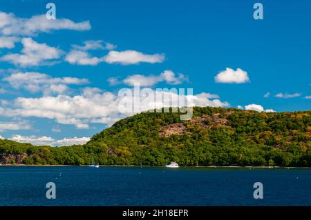 Barche ancorate nei Caraibi al largo della costa di Ilet a Cabrit. Ilet a Cabrit, Terre de Haut, Iles des Saintes, Guadalupa, Indie Occidentali. Foto Stock