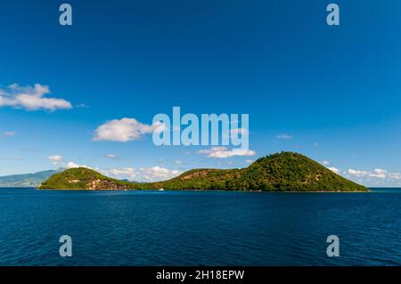 L'isola di Ilet a Cabrit nel Mar dei Caraibi. Ilet a Cabrit, Iles des Saintes, Guadalupa, Indie Occidentali. Foto Stock