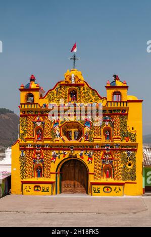 La chiesa di San Andres Xecul decorata con colori vivaci. San Andres Xecul, Totonicapan, Guatemala. Foto Stock