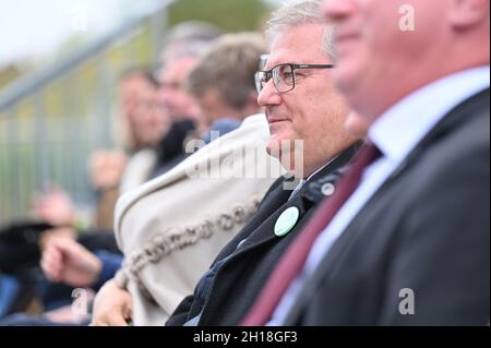 17 ottobre 2021, Baden-Wuerttemberg, Überlingen am Bodensee: Joachim Schuster, sindaco di Neuenburg am Rhein, siede al pubblico durante una cerimonia che segna la fine dello spettacolo dei Giardini di Stato sul lago di Costanza. L'anno prossimo, nel 2022, Neuenburg am Rhein ospiterà lo state Garden Show. Foto: Felix Kästle/dpa Foto Stock