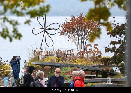 17 ottobre 2021, Baden-Wuerttemberg, Überlingen am Bodensee: I visitatori guardano lo spettacolo orticolo di Stato nel giardino della villa sulle rive del Lago di Costanza. L'anno prossimo, nel 2022, Neuenburg am Rhein ospiterà lo state Garden Show, come si può leggere su un'isola galleggiante. Foto: Felix Kästle/dpa Foto Stock