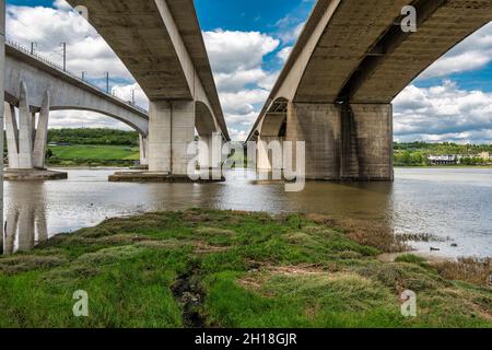 Medway Bridge e il fiume Medway vicino a Rochester in Kent, Inghilterra Foto Stock