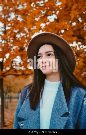 Ritratto di giovane bella donna in cappello marrone Foto Stock