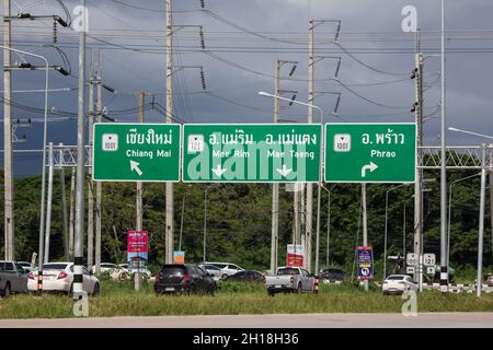 Chiangmai, Thailandia - Settembre 26 2021: Auto e traffico sulla strada statale vicino a Juction. Foto sulla strada n. 121 a circa 8 km dal centro di Chiangmai Thailan Foto Stock