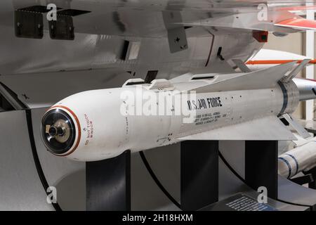 Un missile aria-superficie guidato di precisione Hughes AGM-65 Maverick nel museo aerospaziale di Hill. Foto Stock