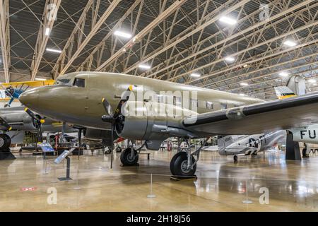 Una nave da carico Douglas C-47 Skytrain o Dakota della seconda guerra mondiale nel museo aerospaziale di Hill nello Utah. Foto Stock