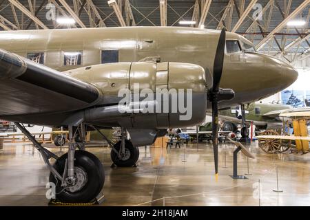 Una nave da carico Douglas C-47 Skytrain o Dakota della seconda guerra mondiale nel museo aerospaziale di Hill nello Utah. Foto Stock