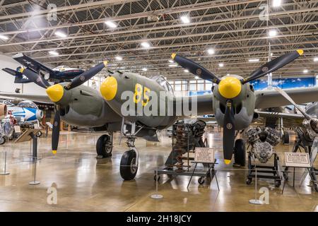 Un velivolo da caccia Lockheed P-38J Lightning della seconda guerra mondiale nel museo aerospaziale di Hill. Foto Stock