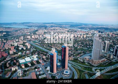 Istanbul,Turchia - 04-12-2013:Istanbul vista dalla terrazza della torre zaffiro. Foto Stock