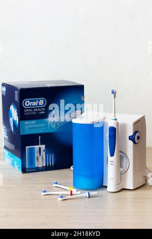 Tiraspol, Moldavia - 6 ottobre 2021: Irrigatore dentario elettrico portatile domestico marchio Oral-B. Foto Stock