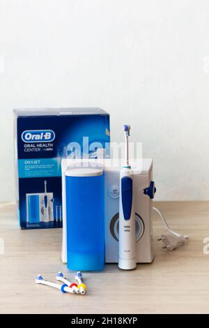 Tiraspol, Moldavia - 6 ottobre 2021: Irrigatore dentario elettrico portatile domestico marchio Oral-B. Foto Stock