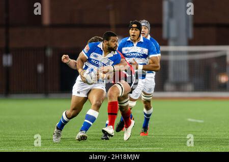 Toronto, Canada, 16 ottobre 2021: Marcello Wainwright (blu-bianco) di Toronto Arrows affrontato da un atlantico seleziona (rosso-nero) durante la partita Rugby Rally allo York Stadium di Toronto, Canada. Toronto Arrows sconfitta Alantic seleziona con il punteggio 57-10 Foto Stock