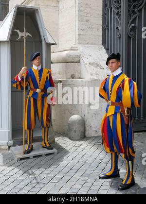 Guardia Svizzera Pontificia, Guardia Svizzera pontificia, soldati alla porta della Basilica di San Pietro, Città del Vaticano, Roma, Italia Foto Stock