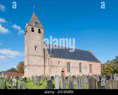 Saint Agathachurch e cantiere nel villaggio di Oudega, Alde Feanen, Frisia, Paesi Bassi Foto Stock